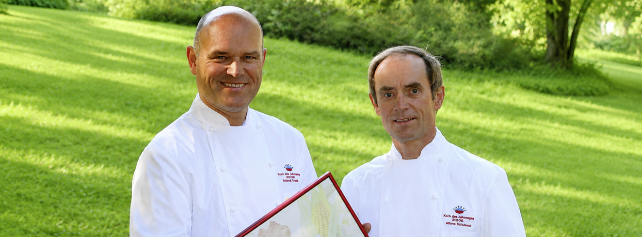 Karl und Rudolf Obauer präsentieren eine Auszeichnung im Freien. Das Brüderpaar führte das mehrfach ausgezeichnete Restaurant-Hotel Obauer in Werfen im Salzburger Land, das im Oktober 2026 schließen wird.