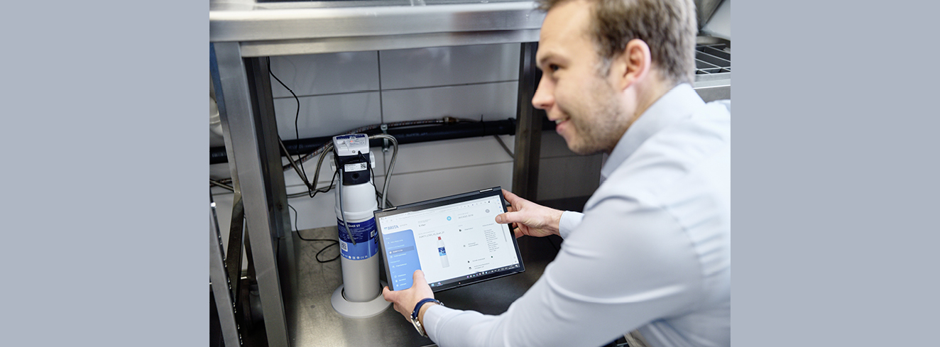 Hier definiert Marc-Pierre Jung via BRITA iQ Portal die Voreinstellungen eines Filters mit dem intelligenten Filterkopf PURITY C iQ.